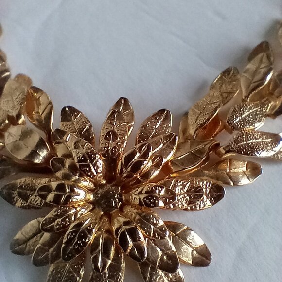 Absolutely STUNNING Unique Vintage 3D Goldtone Flower Necklace - Picture 6 of 9